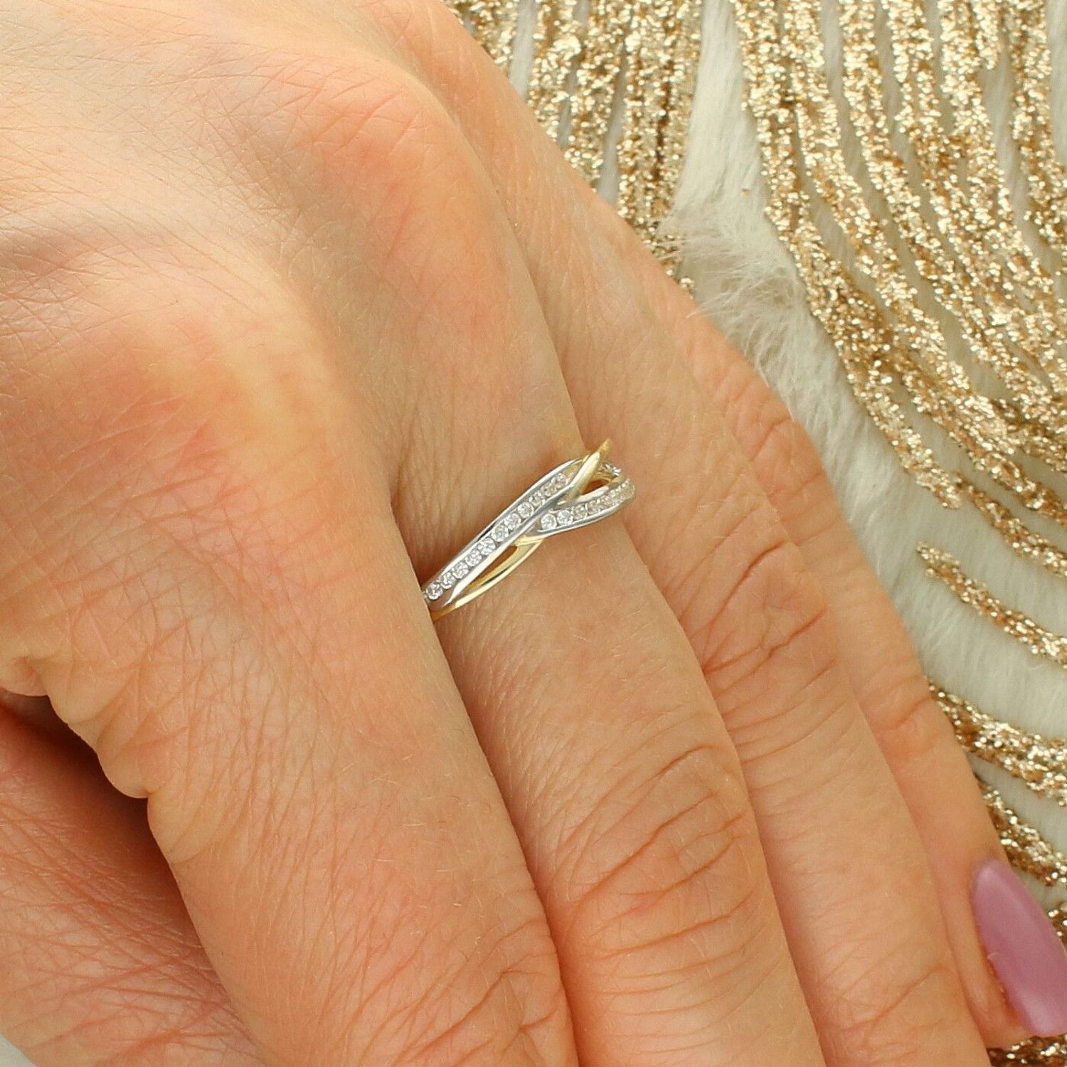 Złoty pierścionek damski wysadzany cyrkoniami z kolekcji Eternity. Elegancka biżuteria z białego i żółtego złota – idealny prezent na Walentynki lub wyjątkową okazję.1.jpg